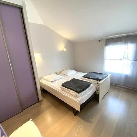 A Quelques Pas De La